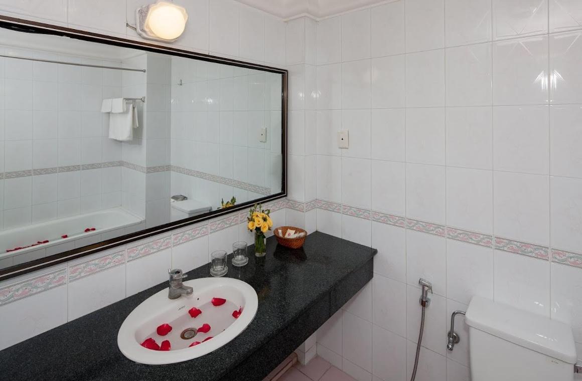 Lucky Central Hotel & Travel Hanoi Exterior photo