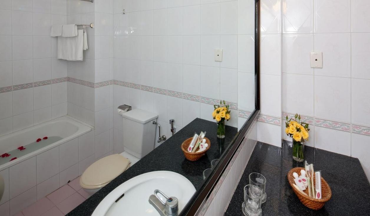 Lucky Central Hotel & Travel Hanoi Exterior photo